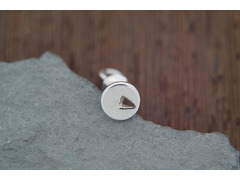 Серебряная серьга - пусета в форме кнопки